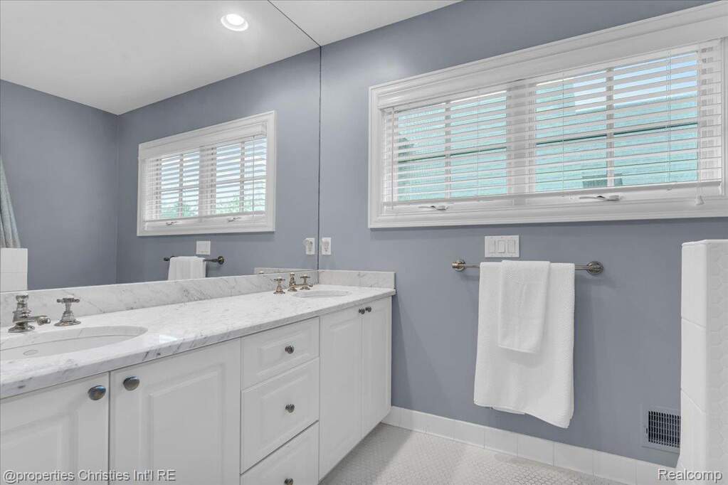 4 Bedroom Single Family Home/House's Image 33