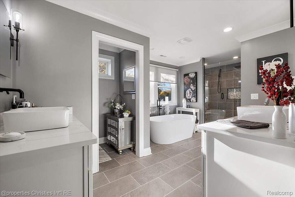 4 Bedroom Single Family Home/House's Image 28