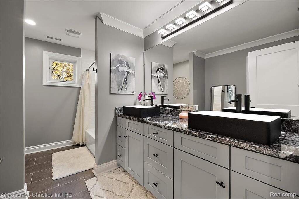 4 Bedroom Single Family Home/House's Image 36