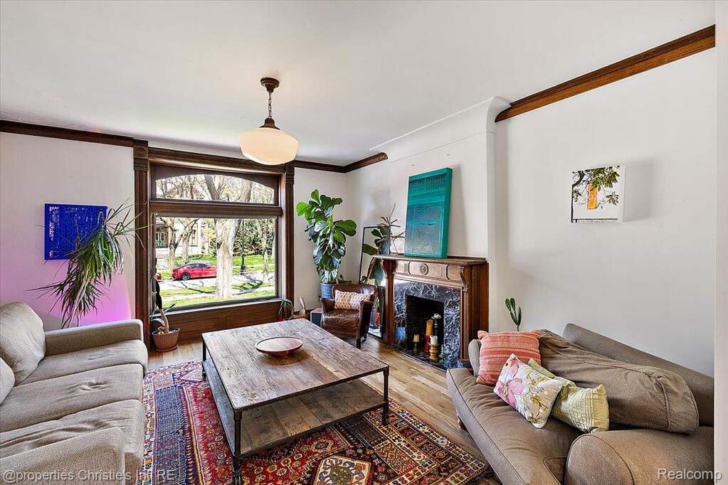 5 Bedroom Single Family Home/House's Image 11