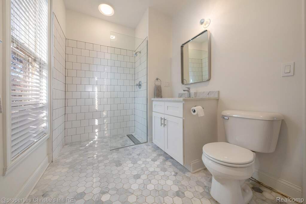 5 Bedroom Single Family Home/House's Image 18
