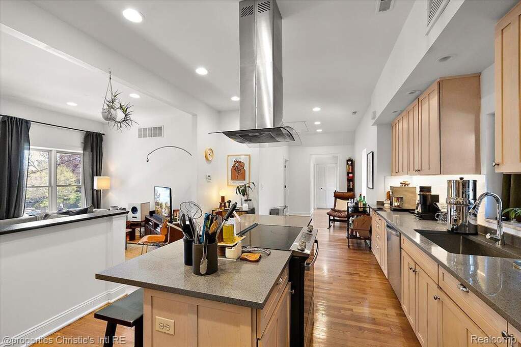 5 Bedroom Single Family Home/House's Image 21