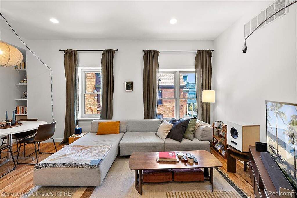 5 Bedroom Single Family Home/House's Image 24