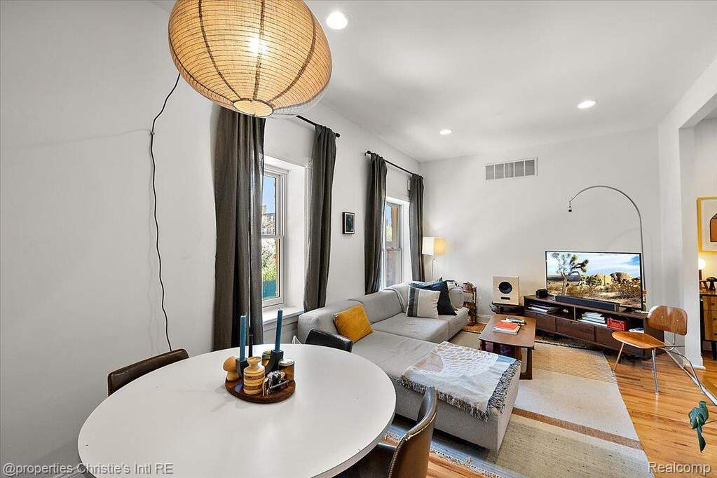 5 Bedroom Single Family Home/House's Image 26