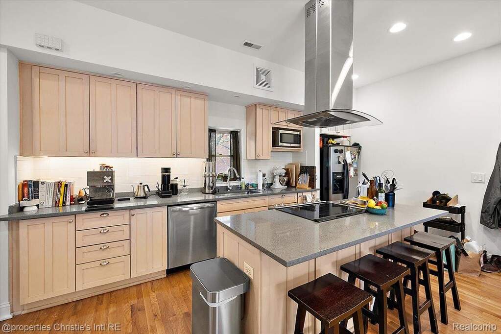 5 Bedroom Single Family Home/House's Image 30