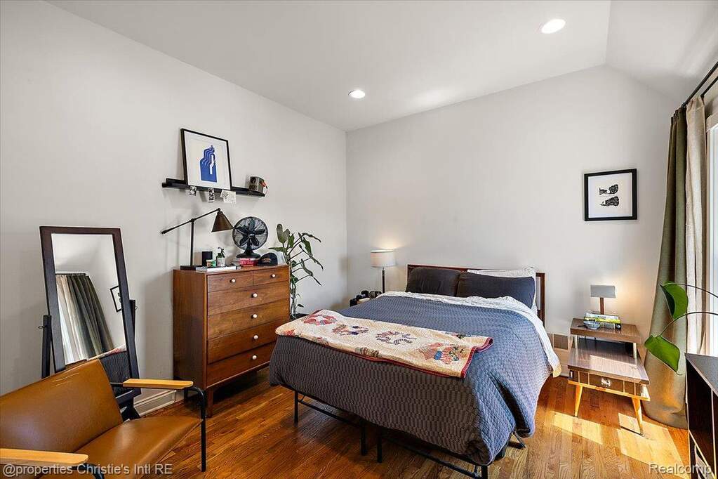 5 Bedroom Single Family Home/House's Image 32