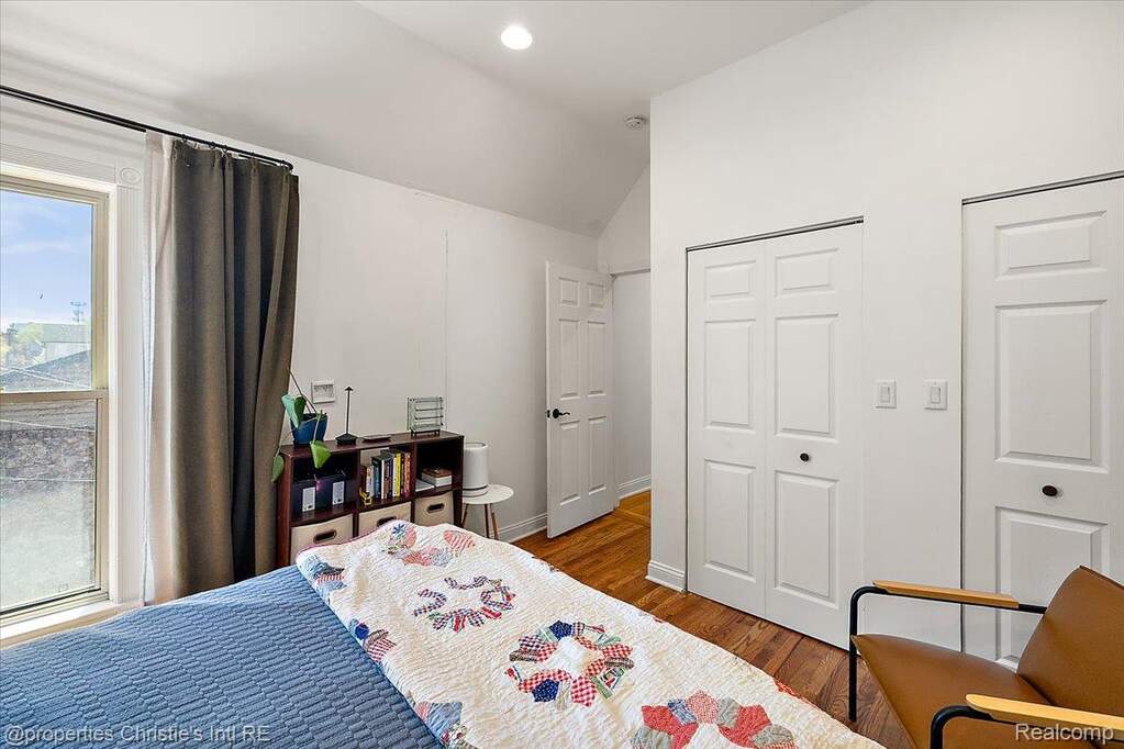 5 Bedroom Single Family Home/House's Image 33