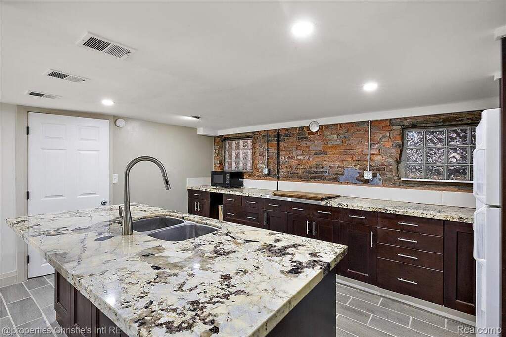 5 Bedroom Single Family Home/House's Image 37