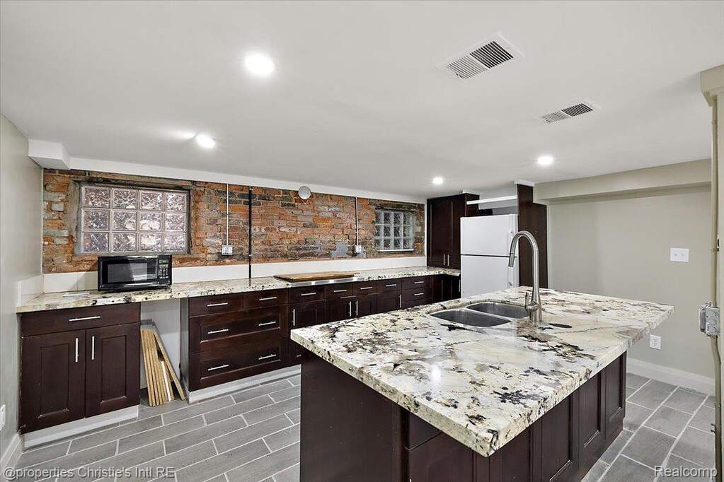 5 Bedroom Single Family Home/House's Image 38