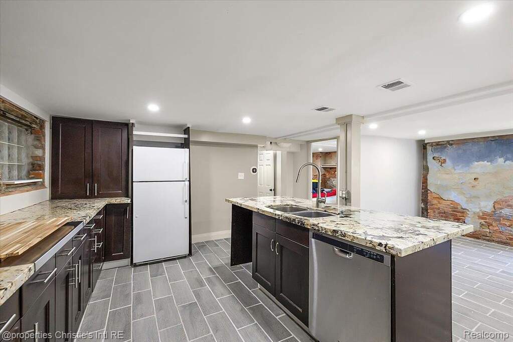 5 Bedroom Single Family Home/House's Image 39