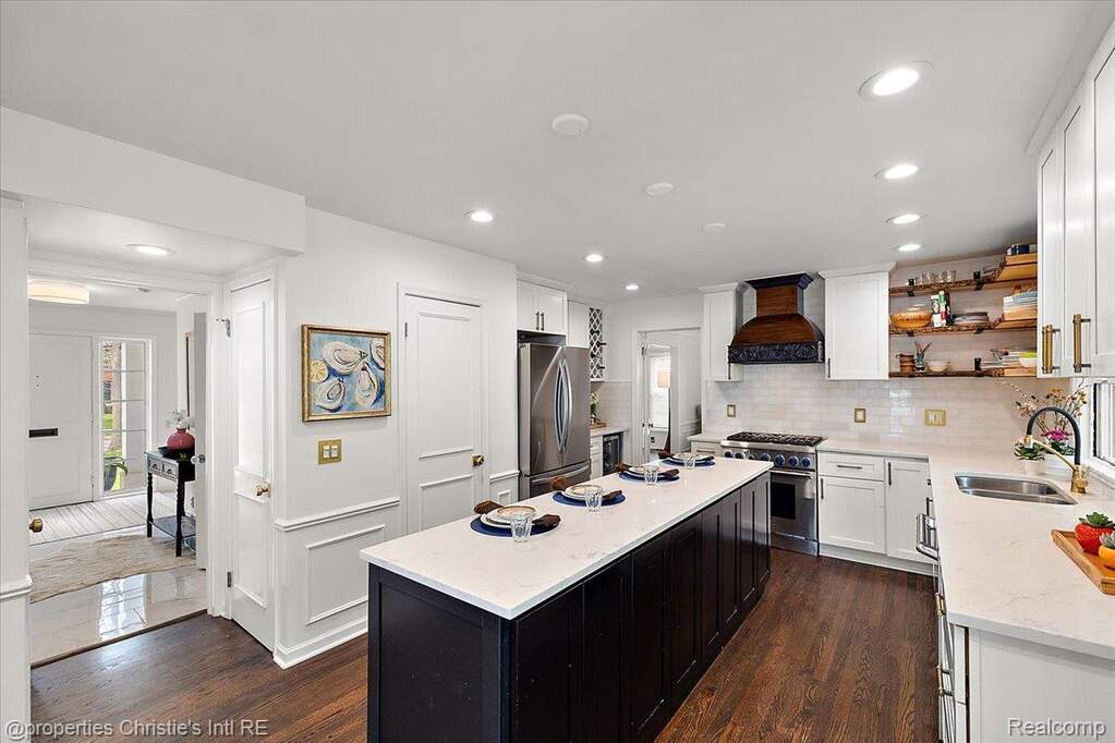 5 Bedroom Single Family Home/House's Image 7