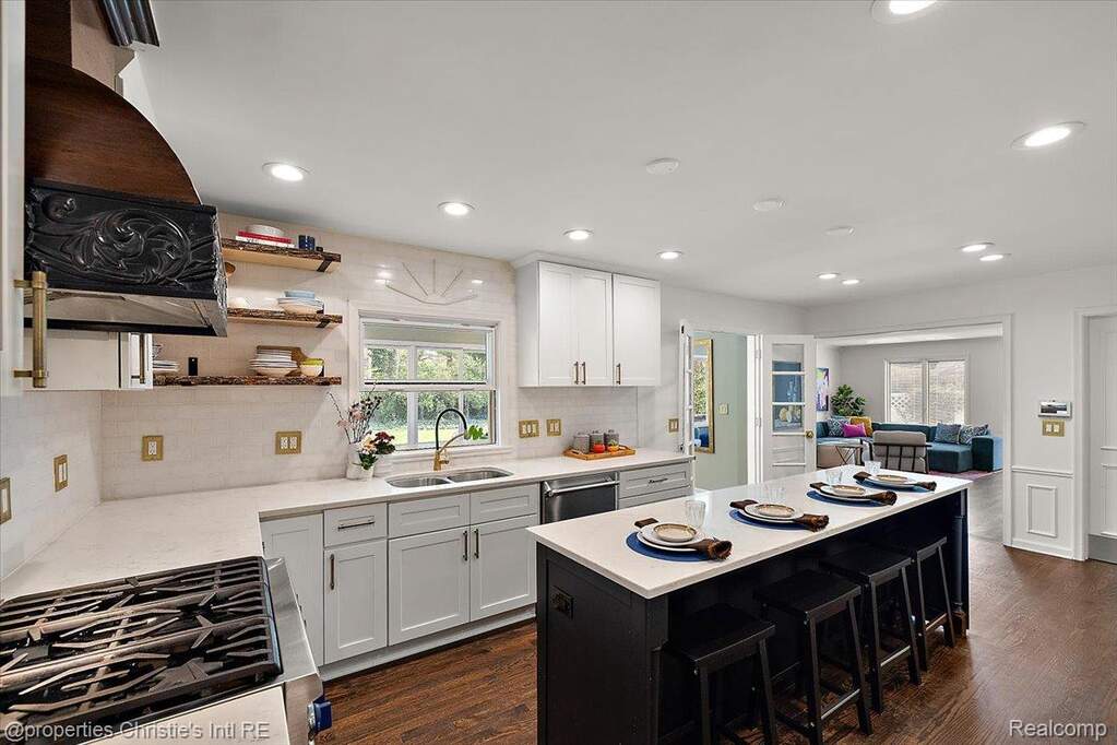 5 Bedroom Single Family Home/House's Image 9