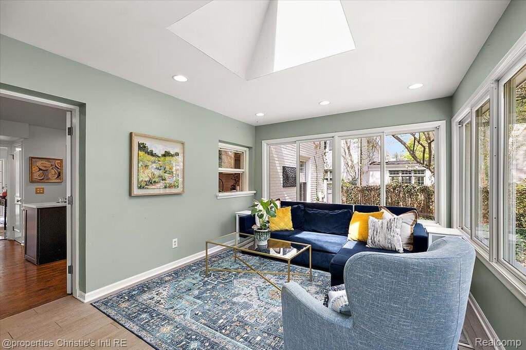 5 Bedroom Single Family Home/House's Image 11