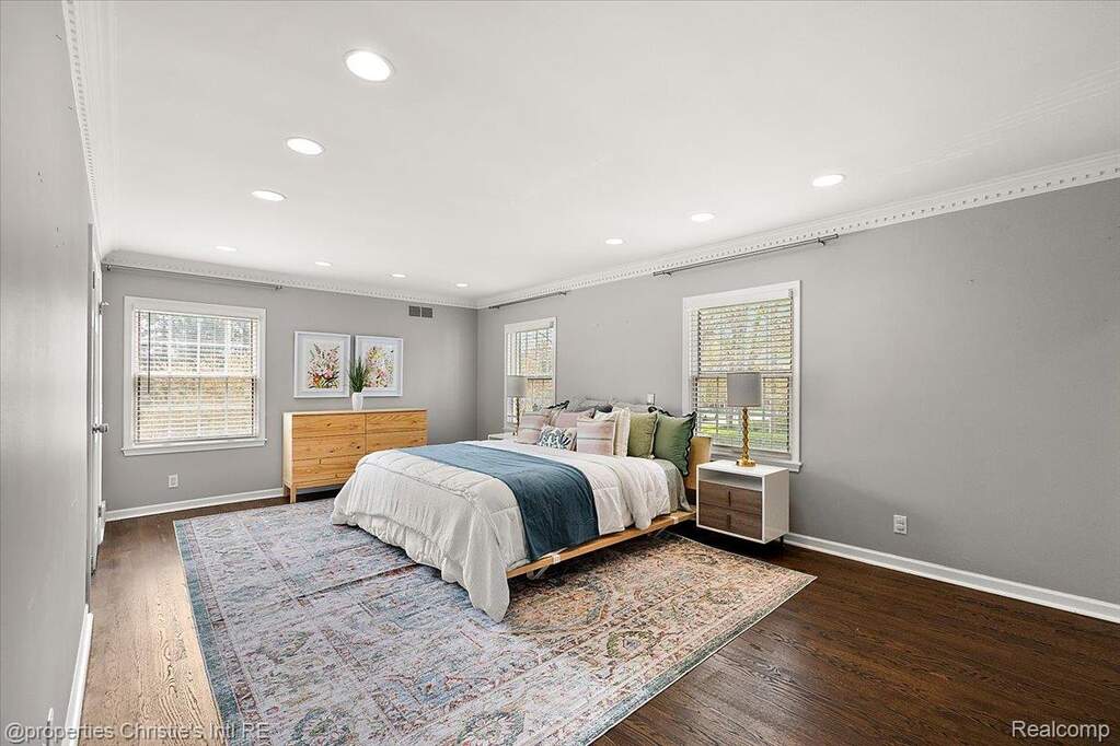 5 Bedroom Single Family Home/House's Image 17