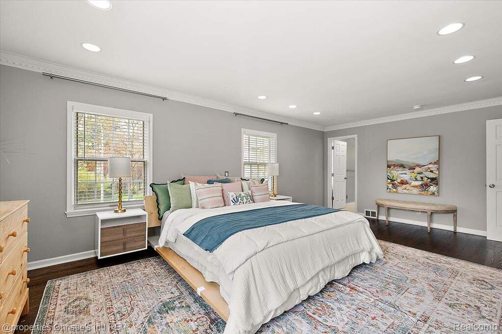 5 Bedroom Single Family Home/House's Image 18