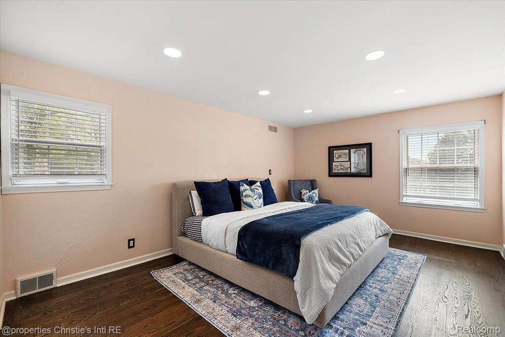 5 Bedroom Single Family Home/House's Image 21