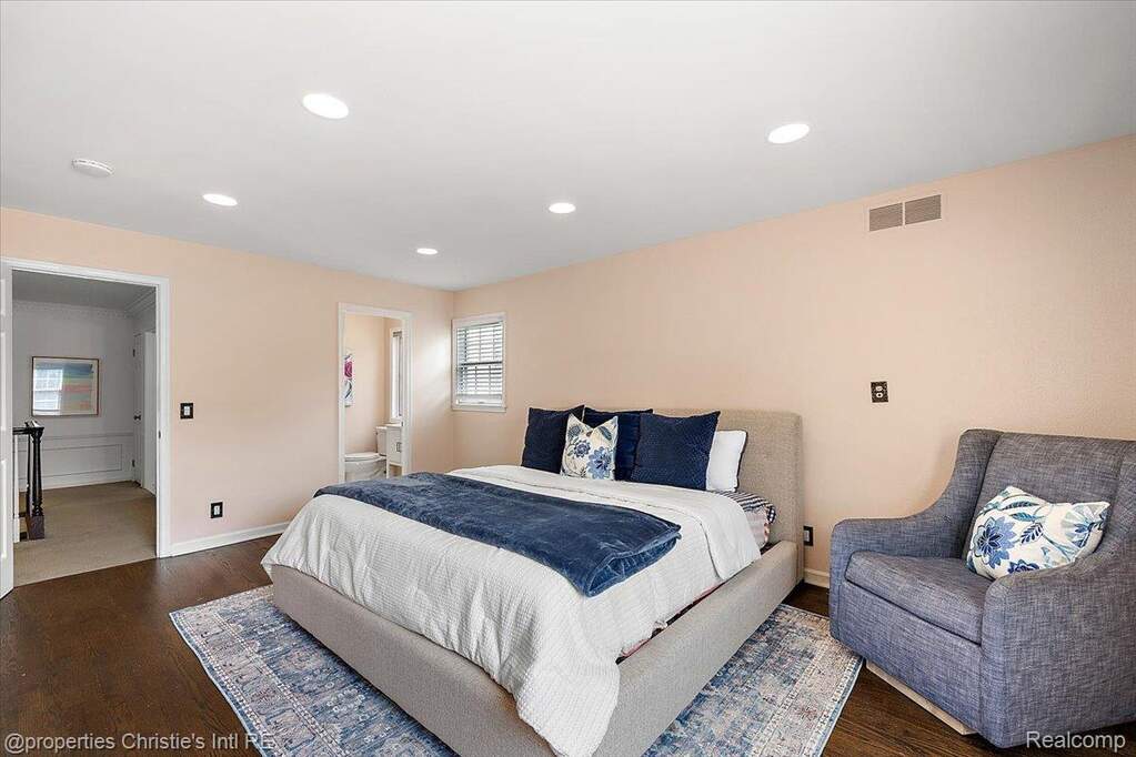5 Bedroom Single Family Home/House's Image 22