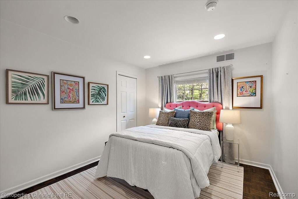 5 Bedroom Single Family Home/House's Image 28