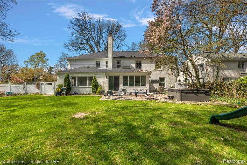 5 Bedroom Single Family Home/House's Image 35