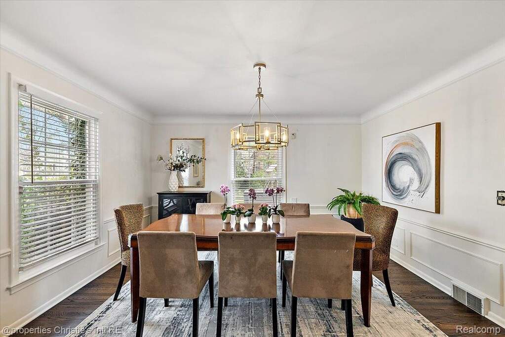 5 Bedroom Single Family Home/House's Image 4