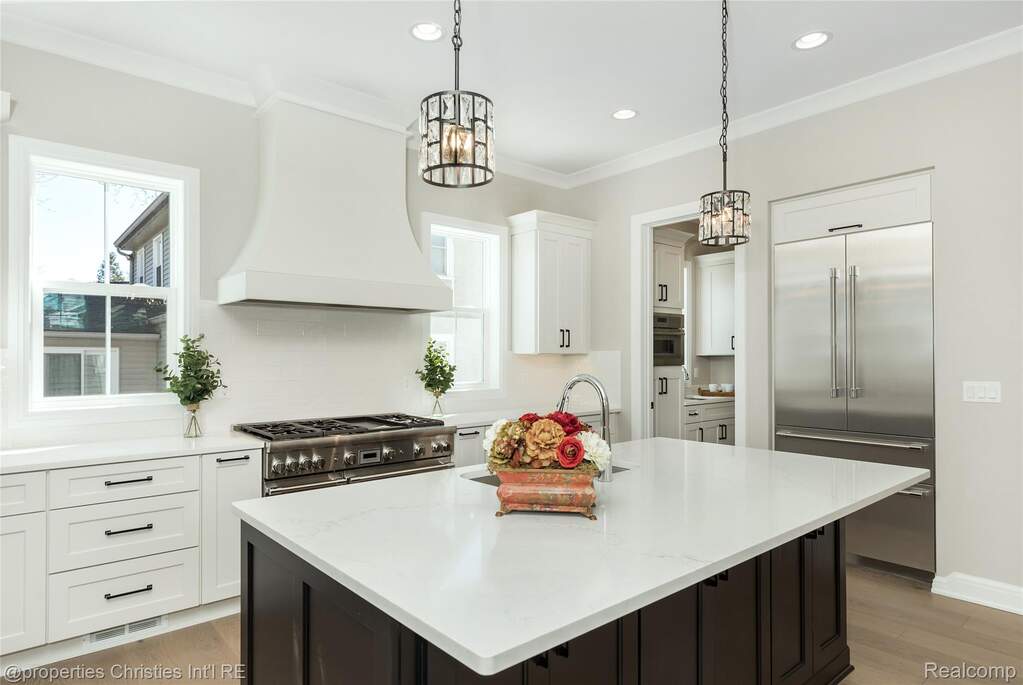 5 Bedroom Single Family Home/House's Image 11