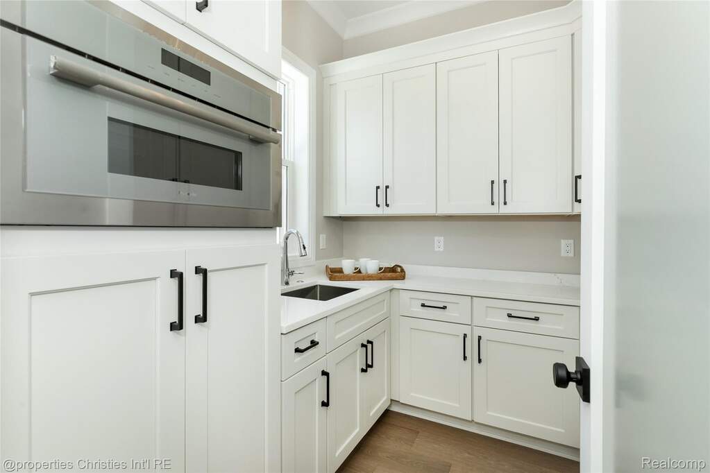 5 Bedroom Single Family Home/House's Image 12