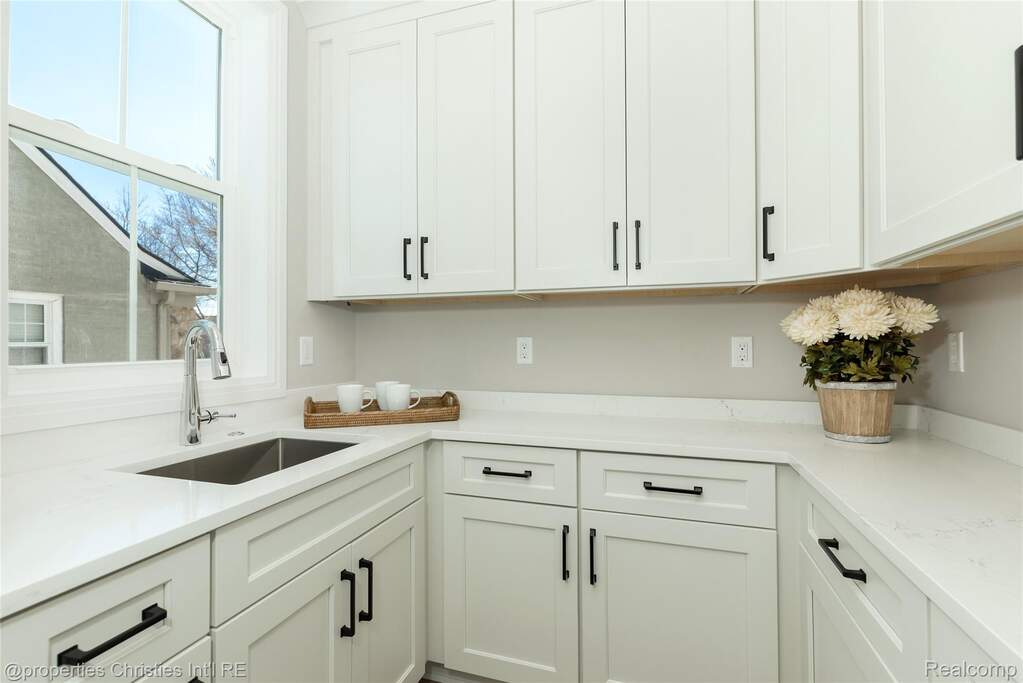 5 Bedroom Single Family Home/House's Image 13