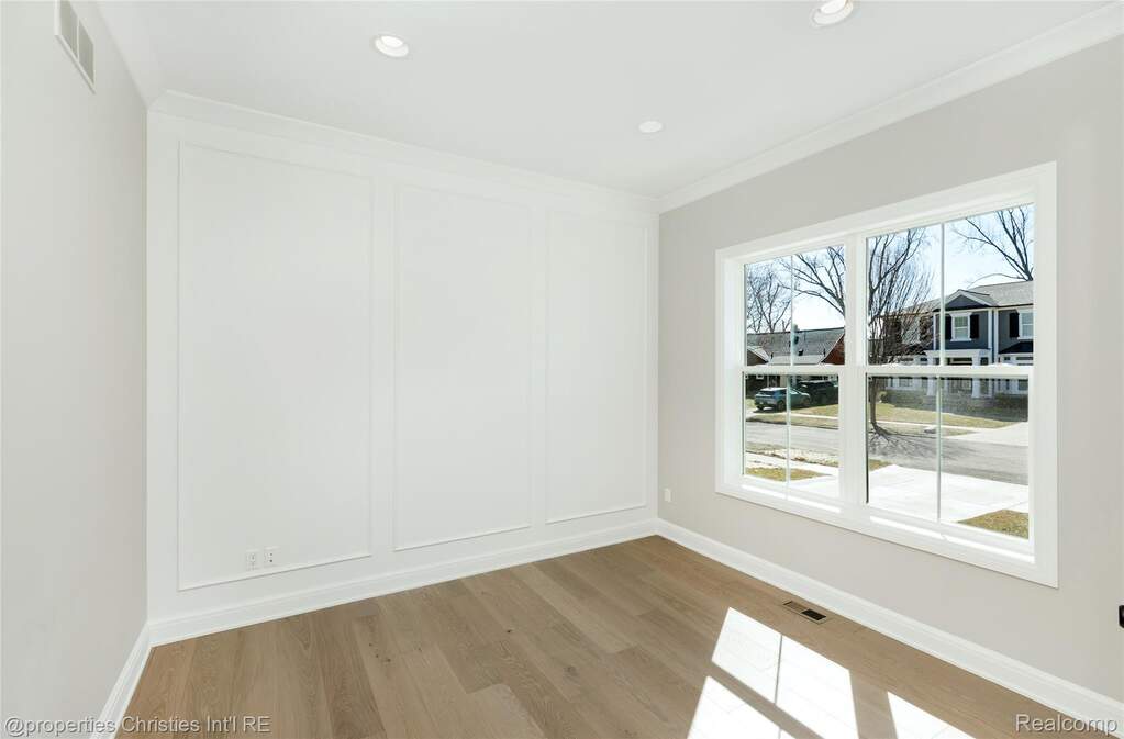 5 Bedroom Single Family Home/House's Image 19