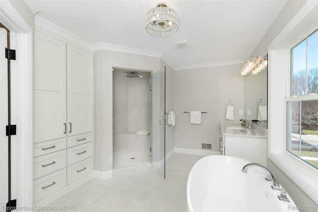 5 Bedroom Single Family Home/House's Image 30