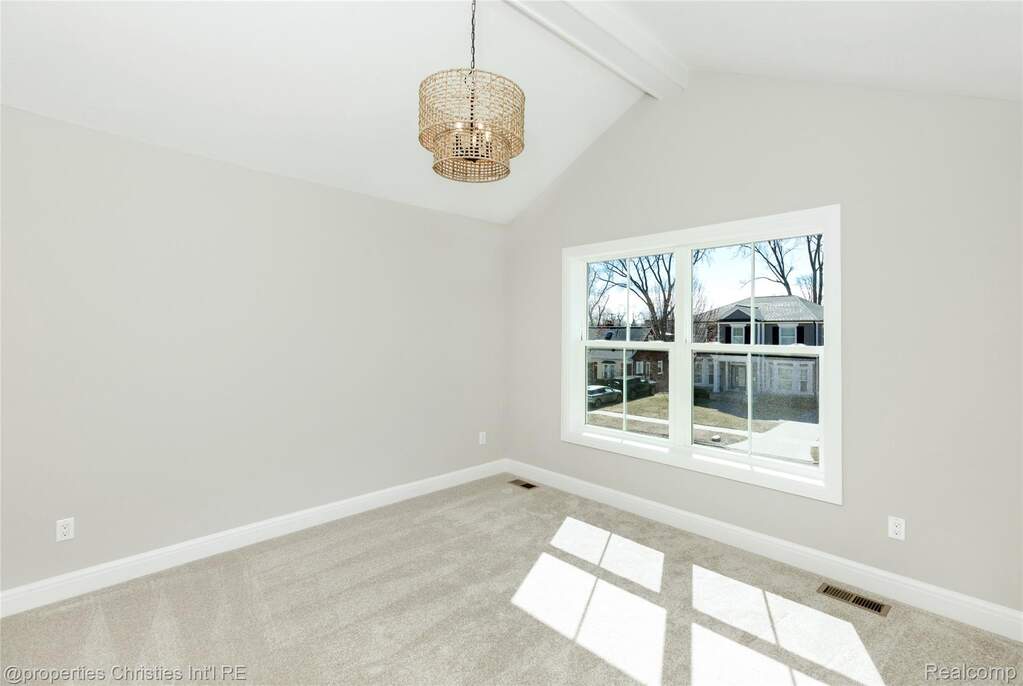 5 Bedroom Single Family Home/House's Image 32