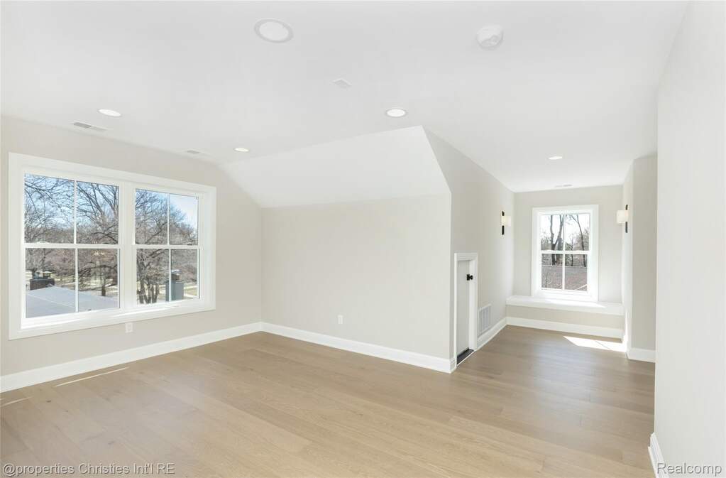 5 Bedroom Single Family Home/House's Image 40