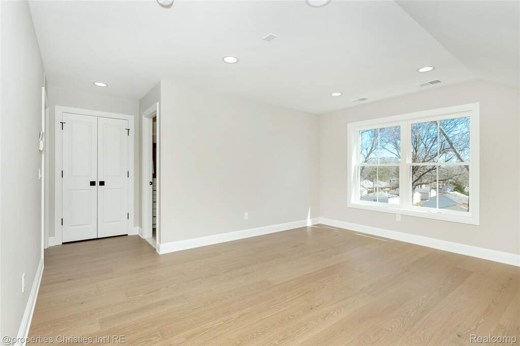 5 Bedroom Single Family Home/House's Image 41
