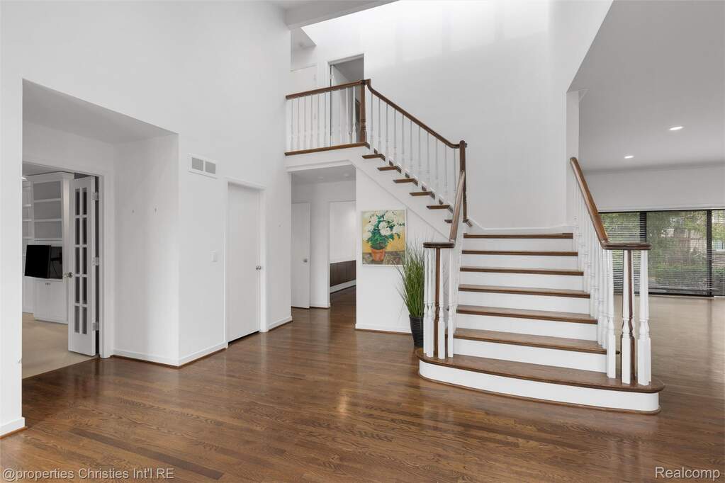 5 Bedroom Single Family Home/House's Image 11