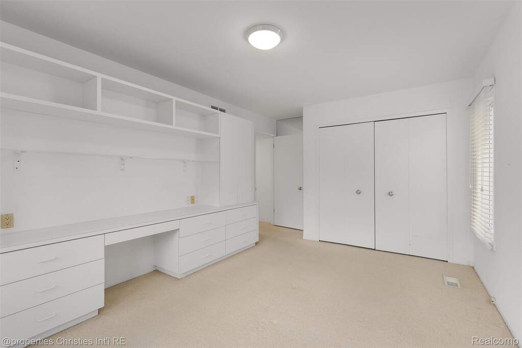5 Bedroom Single Family Home/House's Image 27