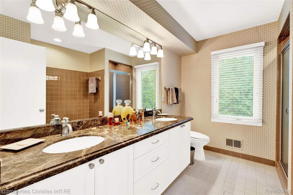 5 Bedroom Single Family Home/House's Image 28