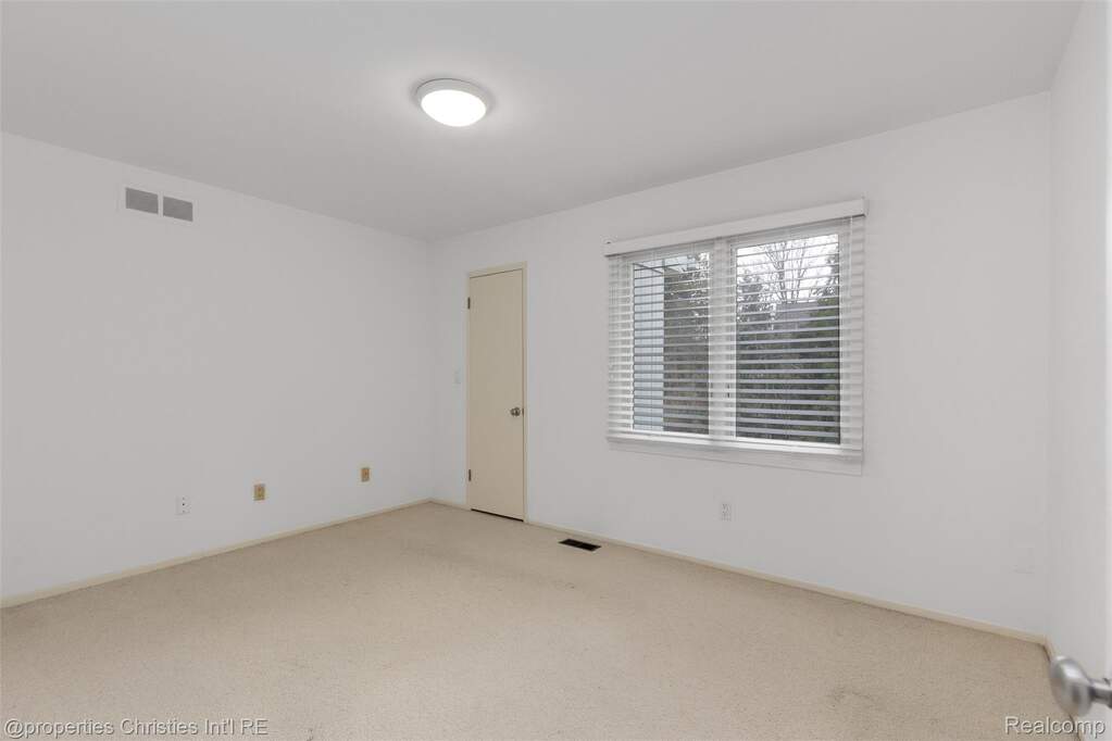 5 Bedroom Single Family Home/House's Image 31