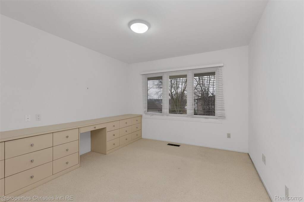 5 Bedroom Single Family Home/House's Image 33