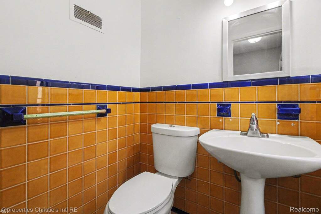 4 Bedroom Single Family Home/House's Image 16