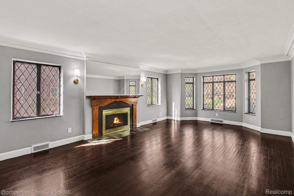 4 Bedroom Single Family Home/House's Image 3