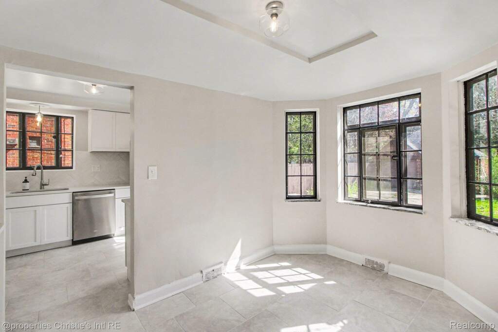 4 Bedroom Single Family Home/House's Image 4