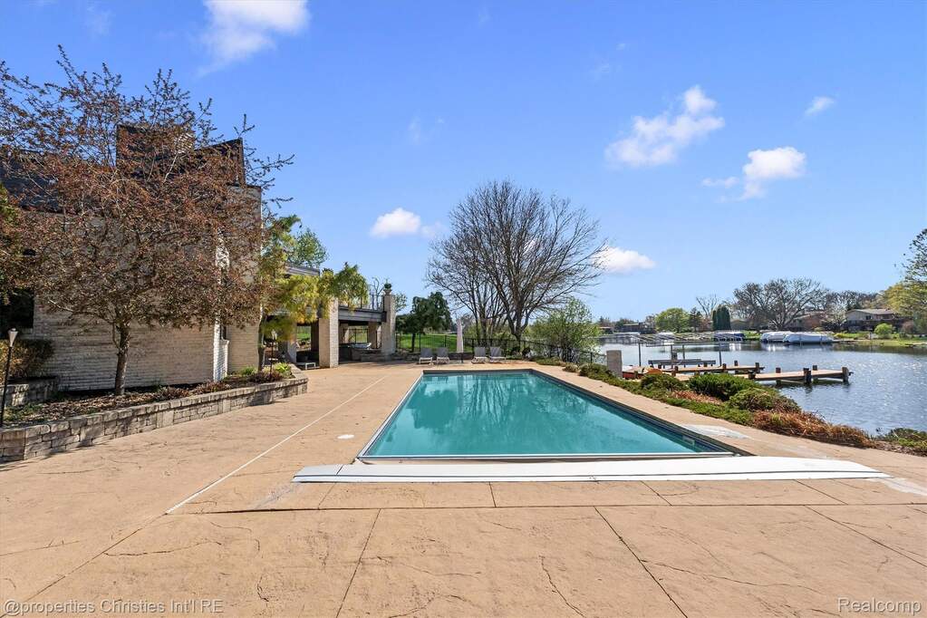 5 Bedroom Single Family Home/House's Image 10
