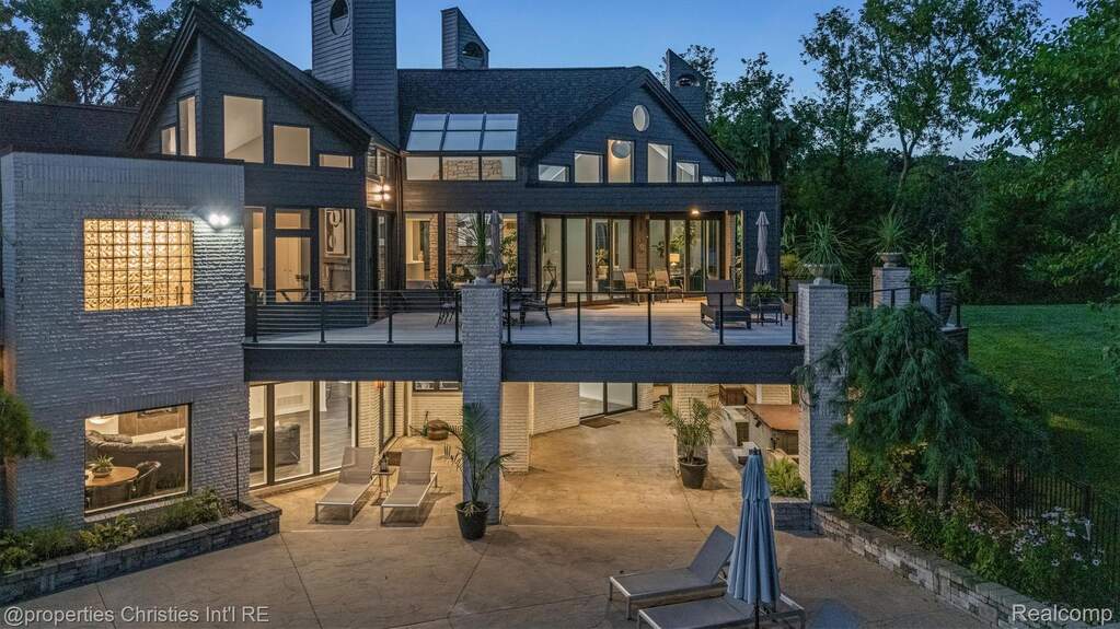 5 Bedroom Single Family Home/House's Image 11
