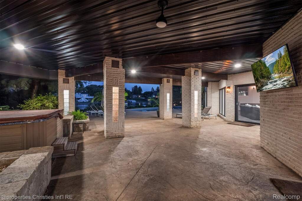 5 Bedroom Single Family Home/House's Image 12