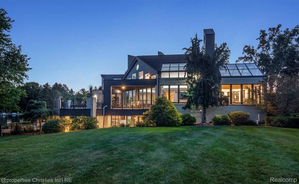 5 Bedroom Single Family Home/House's Image 16