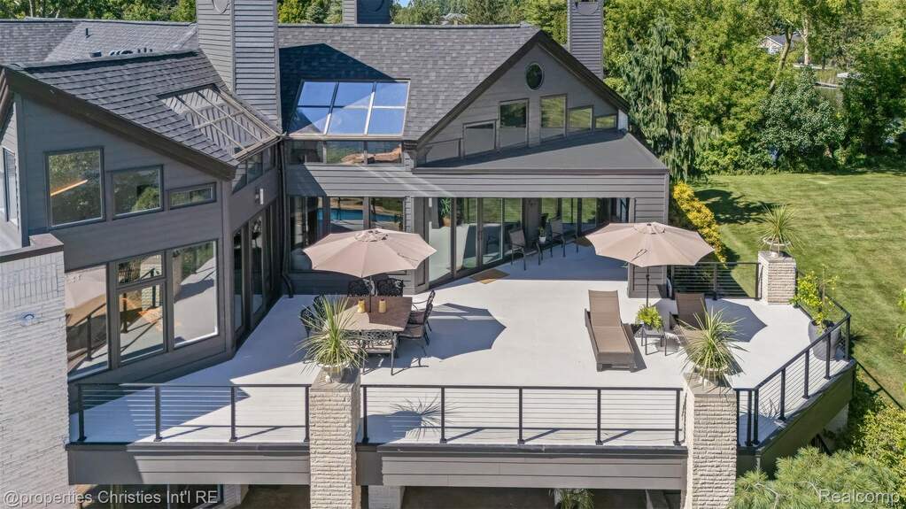 5 Bedroom Single Family Home/House's Image 17