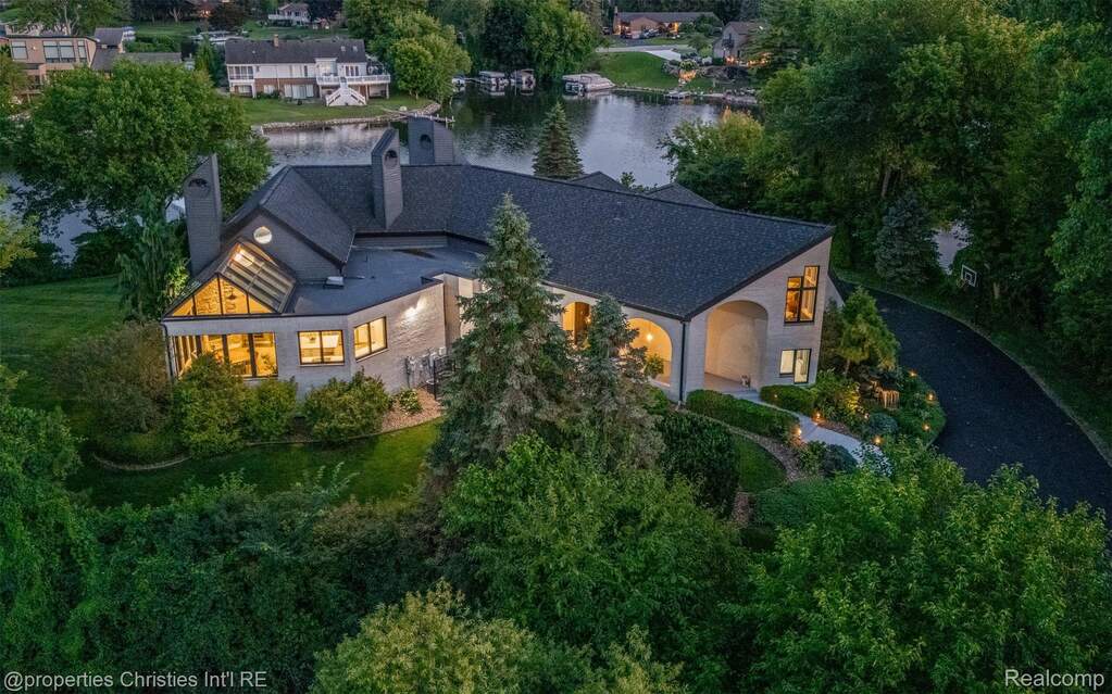 5 Bedroom Single Family Home/House's Image 19