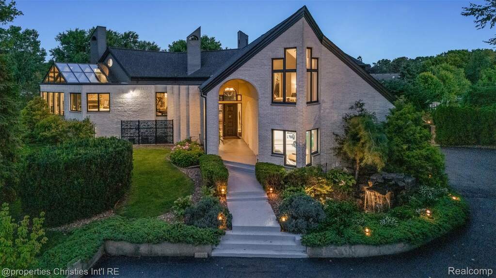 5 Bedroom Single Family Home/House's Image 20