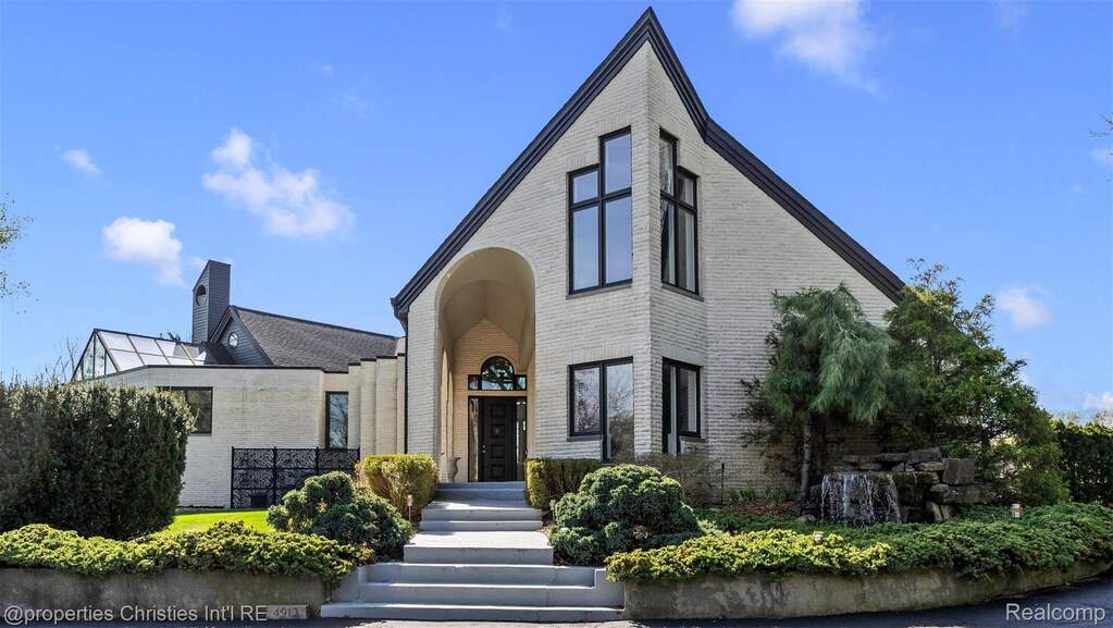 5 Bedroom Single Family Home/House's Image 22