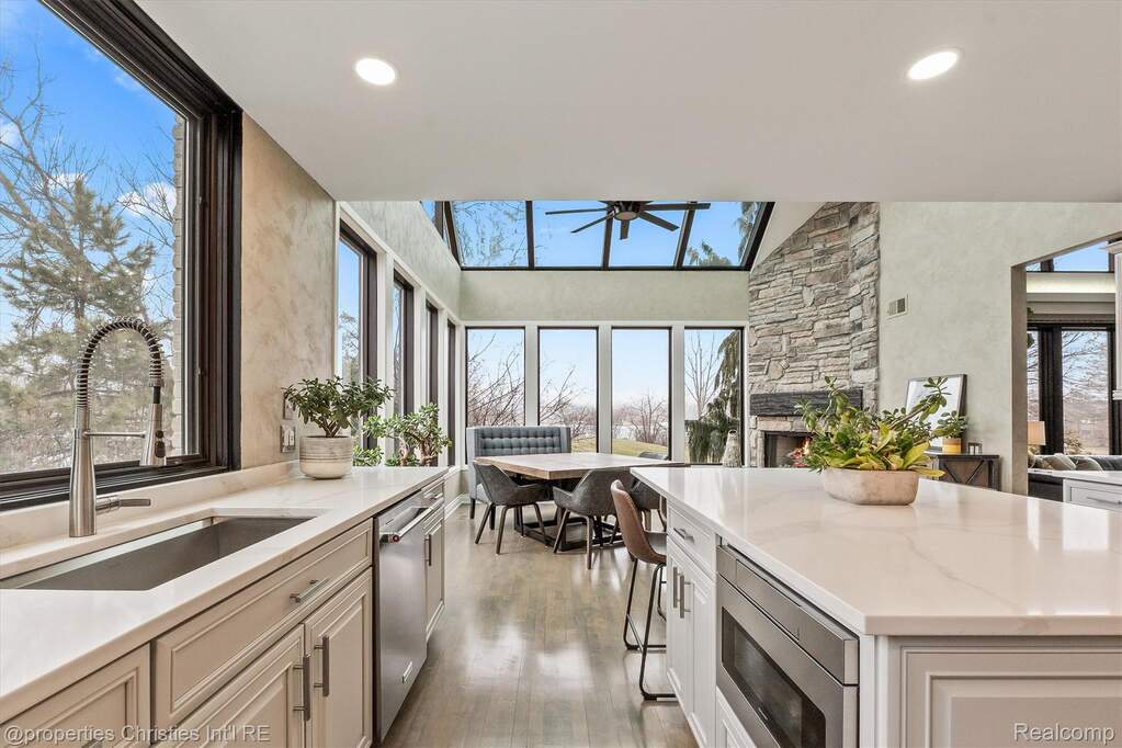 5 Bedroom Single Family Home/House's Image 30