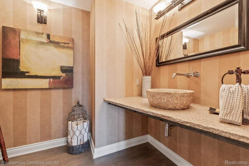 5 Bedroom Single Family Home/House's Image 34